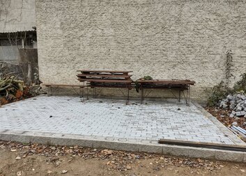 Hlasujte v Tescu pro zastřešení sezení v zahradě Komunitního centra Zahrada 