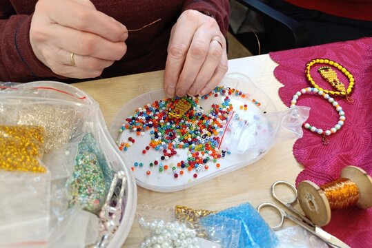 Klub seniorů - Korálkování v KC XIV.