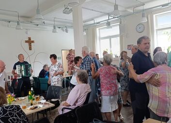 Vítání léta se seniory v komunitním centru